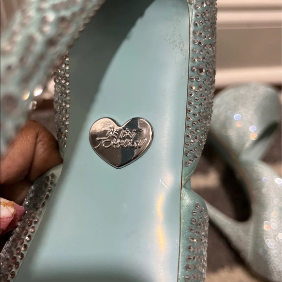 Heels - Picture 6 of 7